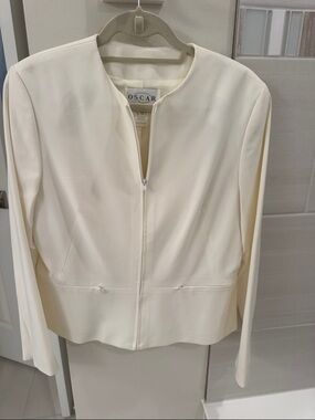 Stunning Vintage Oscar de la Renta Ivory Zip-Front Collarless Jacket